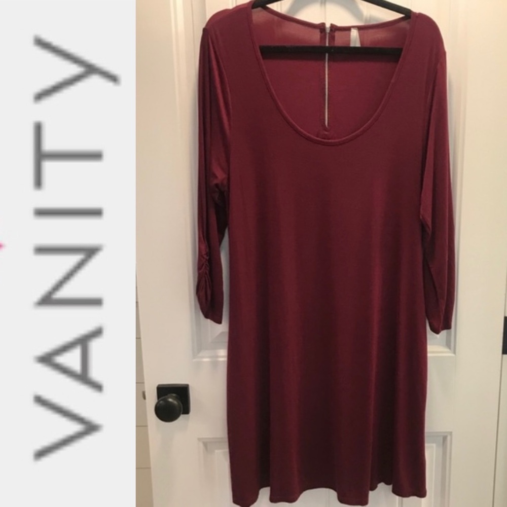Vanity burgundy‎ dress with ruched sleeves. Large.